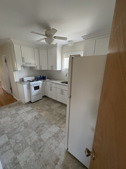 Kitchen - 18 Wordsworth Dr