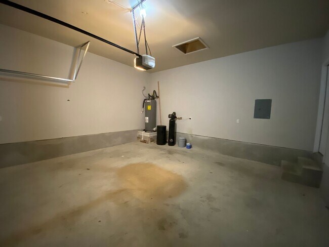 Building Photo - Spacious 4 Bedroom ~ Convenient to JBSA Ra...