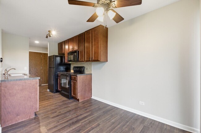 Building Photo - 6000 Oakwood Dr