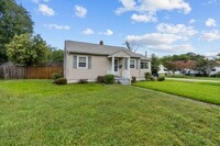 Building Photo - Charming 2-bedroom ranch.