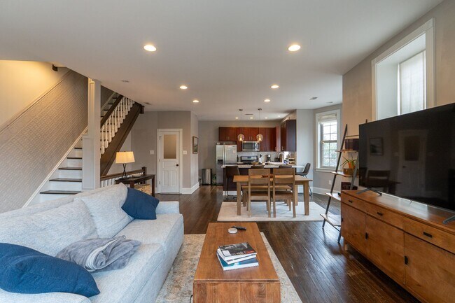 Building Photo - Amazing Property with Great Location