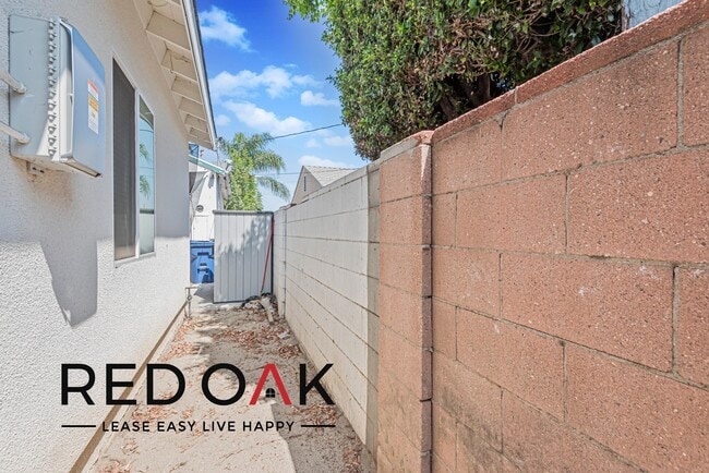 Building Photo - Amazing Two Bedroom Walk-Up with Spacious ...