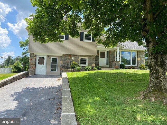 Building Photo - 121 Cypress Dr