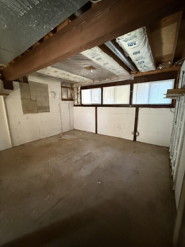 Building Photo - "Charming 3-Bedroom Home with Cozy Firepla...
