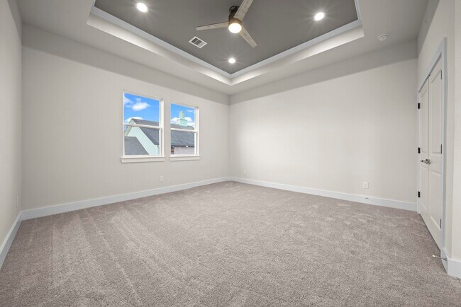 Building Photo - 4525 Davenport St