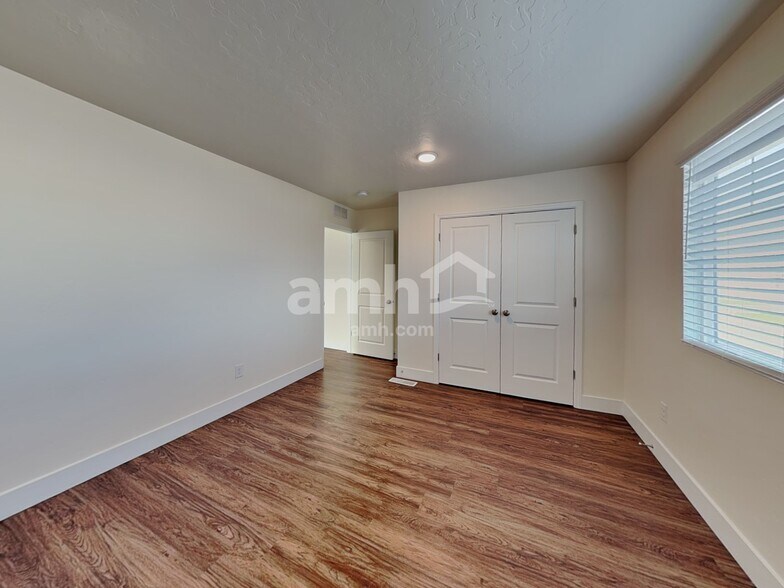 Building Photo - 901 N Barkvine Ave