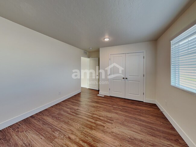 Building Photo - 901 N Barkvine Ave