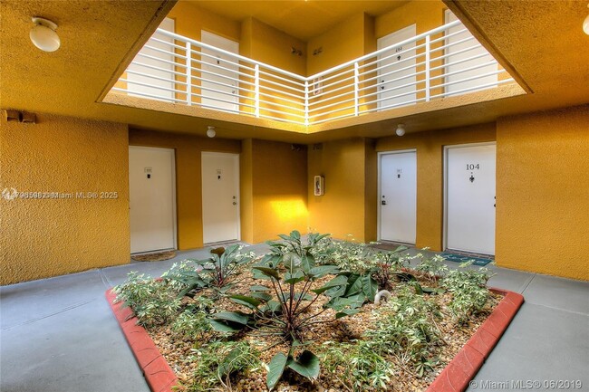 Building Photo - 9711 Fontainebleau Blvd