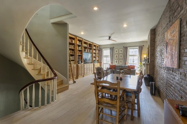 Building Photo - 154 Sussex St