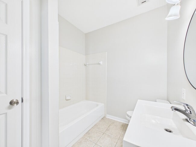 Building Photo - 4001 Tanglewilde St
