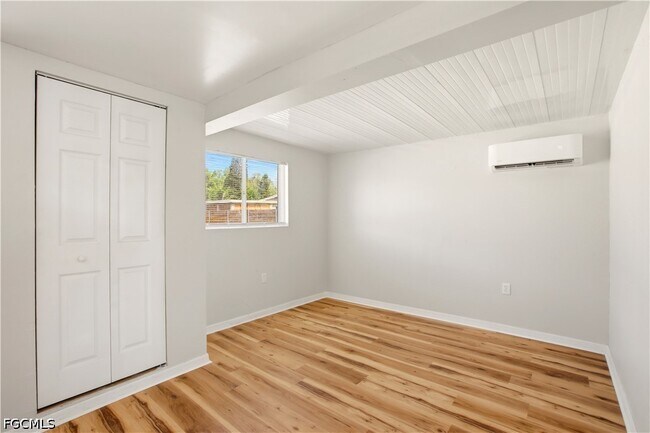 Building Photo - 1640 Daniels Dr