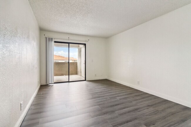 Building Photo - Updated 3 Bedroom Condo in Desert Shores V...