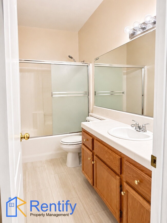 Building Photo - Charming Seven Oaks Home - 4Bed, 2Bath - Gardener Included!