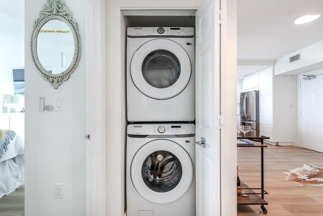 Building Photo - 1723 SW 2nd Ave