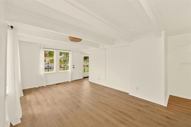 Building Photo - 925 16th Ave N