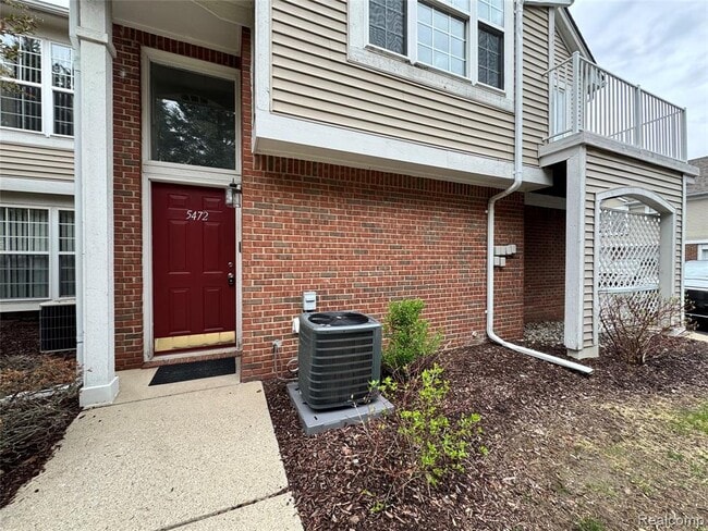 Building Photo - 5472 Pine Aires Dr