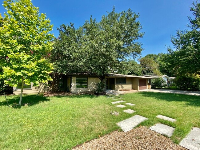 Building Photo - Charming 4 Bedrooms, 3 Bathrooms Home in Allandale!!!!