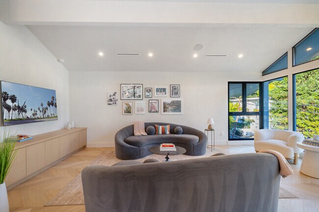 Building Photo - 2221 Bowmont Dr