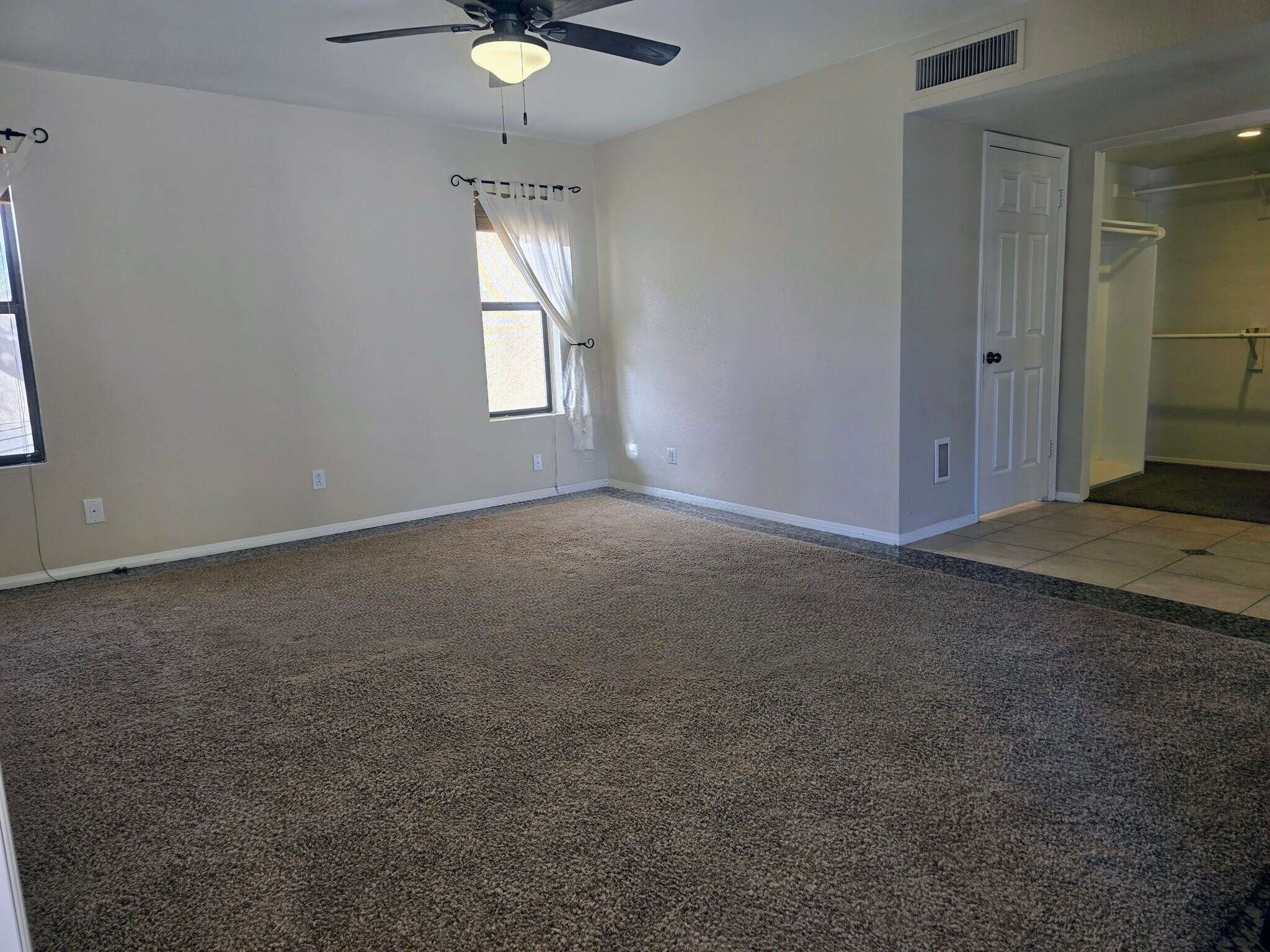 Building Photo - 1827 E Manhatton Dr