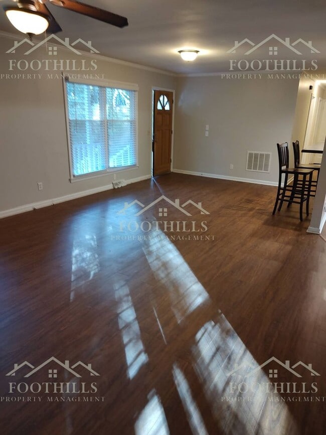 Building Photo - 3-bedroom, 2-bath home located in Pendleton