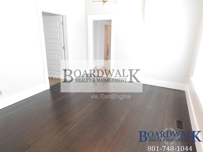 Building Photo - 657 Warnock Ave
