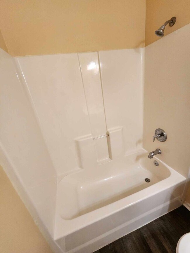 Building Photo - Spacious Three Bedroom!