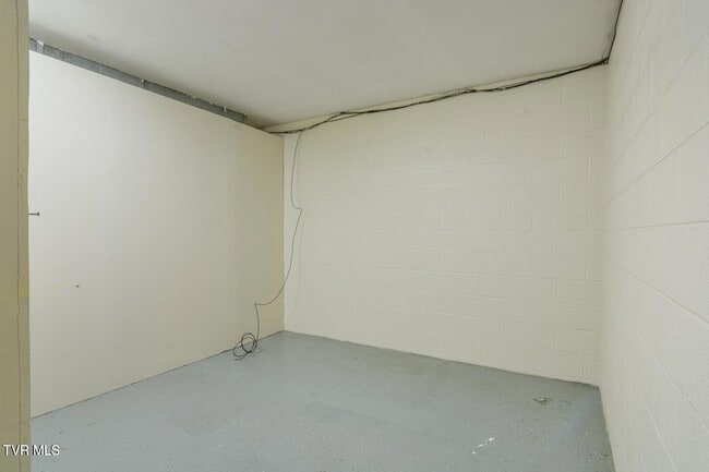 Building Photo - 2503 E Lakeview Dr
