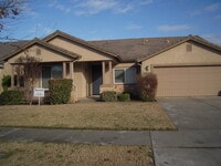 Building Photo - Beautiful 4 bedroom, 2 bath house in South...