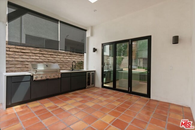 Building Photo - 8589 Rugby Dr