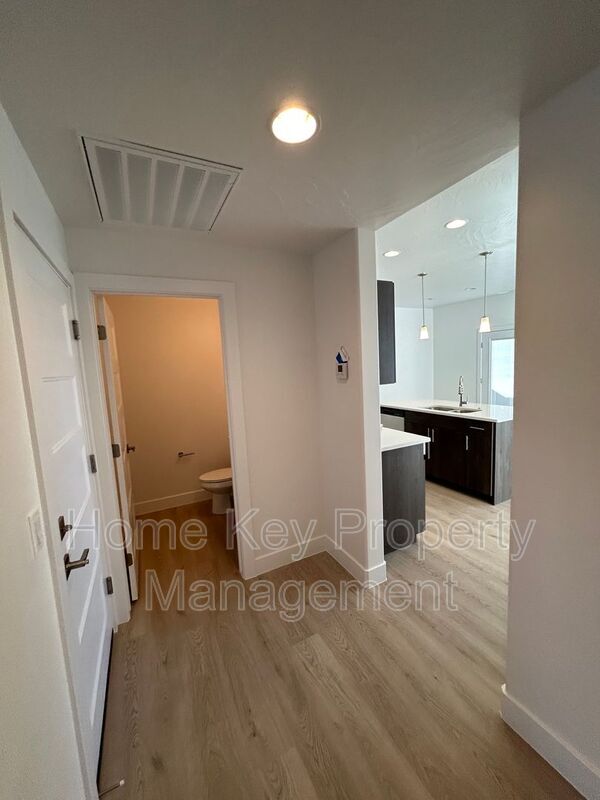 Building Photo - 4065 Eureka Aly