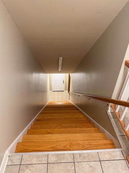 Building Photo - 623 1/2 Main Street Unit