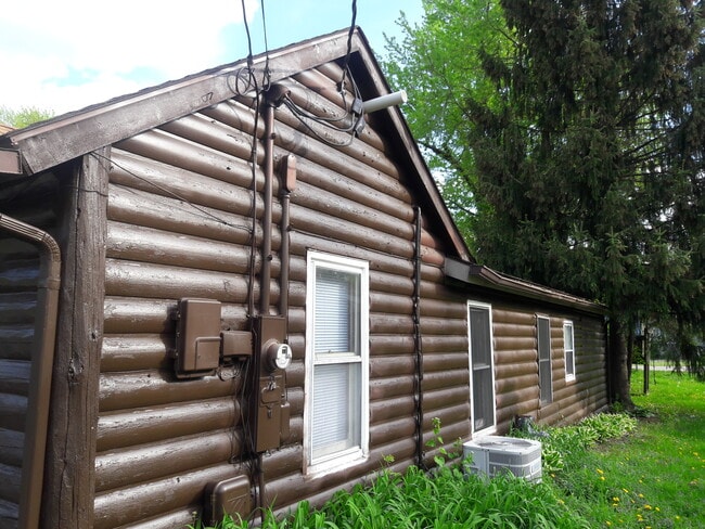 Building Photo - 4900 Parkview Dr