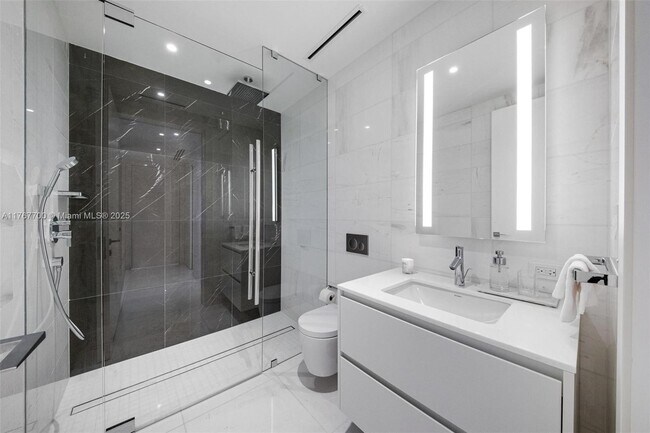 Building Photo - 300 Biscayne Blvd Way