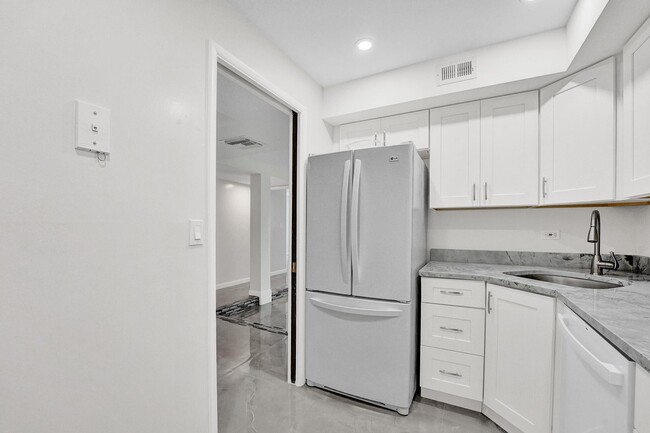 Building Photo - 3750 Inverrary Dr