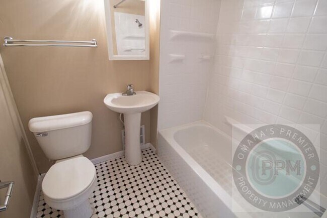 Building Photo - TRISARA 3129/3131 CASS ST