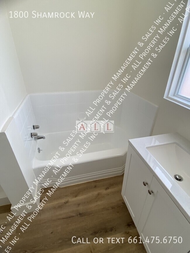 Building Photo - 1800 Shamrock Wy