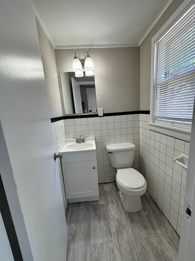Building Photo - 3 Bedroom 1.5 Bathroom home with a 2 car g...