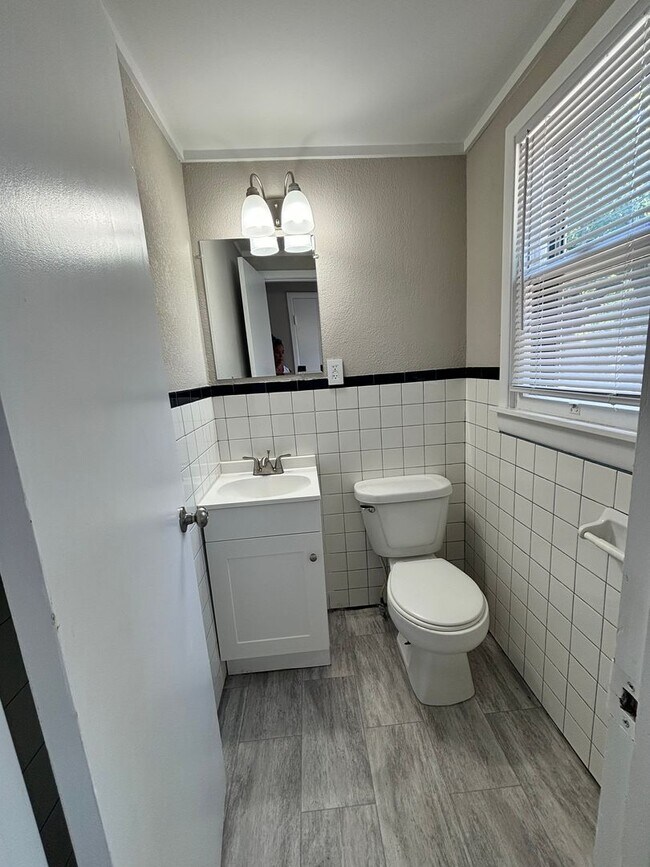 Building Photo - Coming soon! 3 Bedroom 1.5 Bathroom home with a 2 car garage for rent in Winfield!