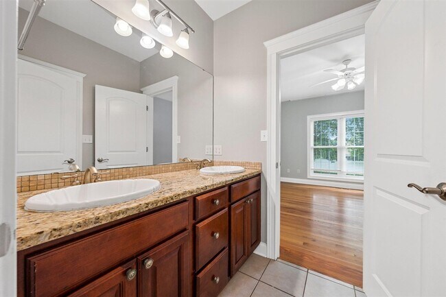 Building Photo - 3630 Amherst Dr