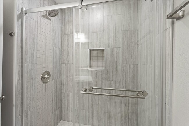 Building Photo - 2121 Fountain View Dr