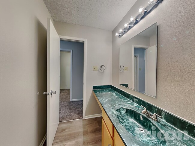 Building Photo - 11361 N Creekside Dr