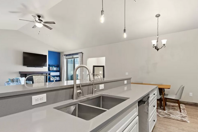 Building Photo - Gorgeous 3 bedroom 2 bath in Belgrade
