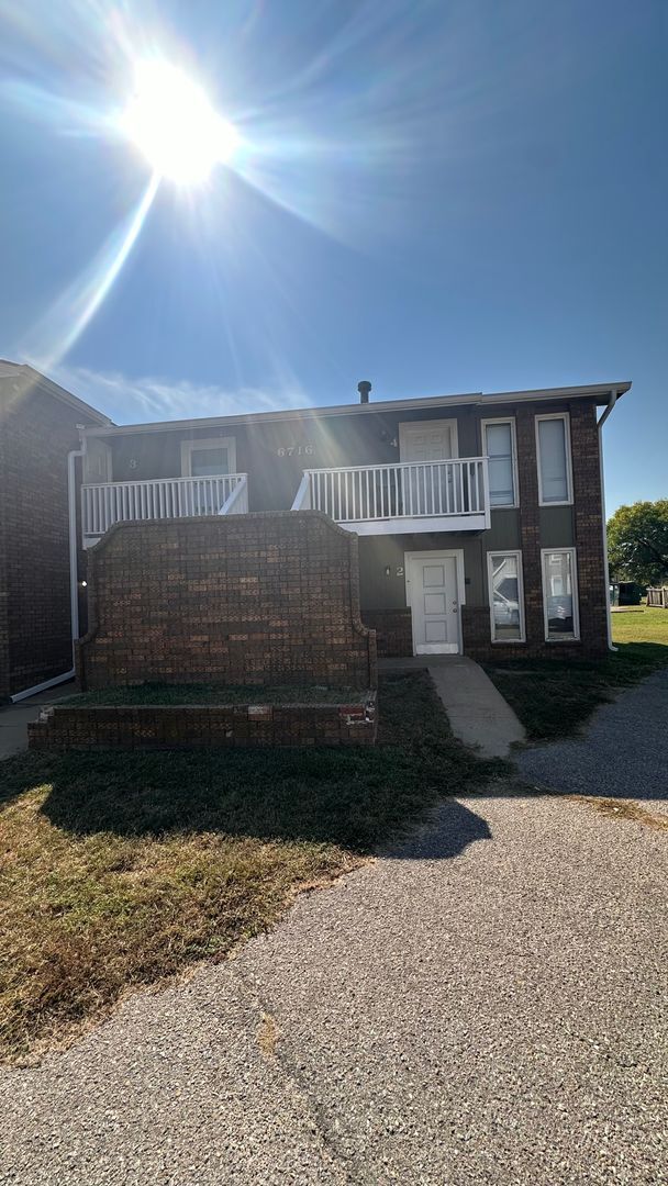 Building Photo - $775 - 2 bed 1 bath - Second floor Apartme...