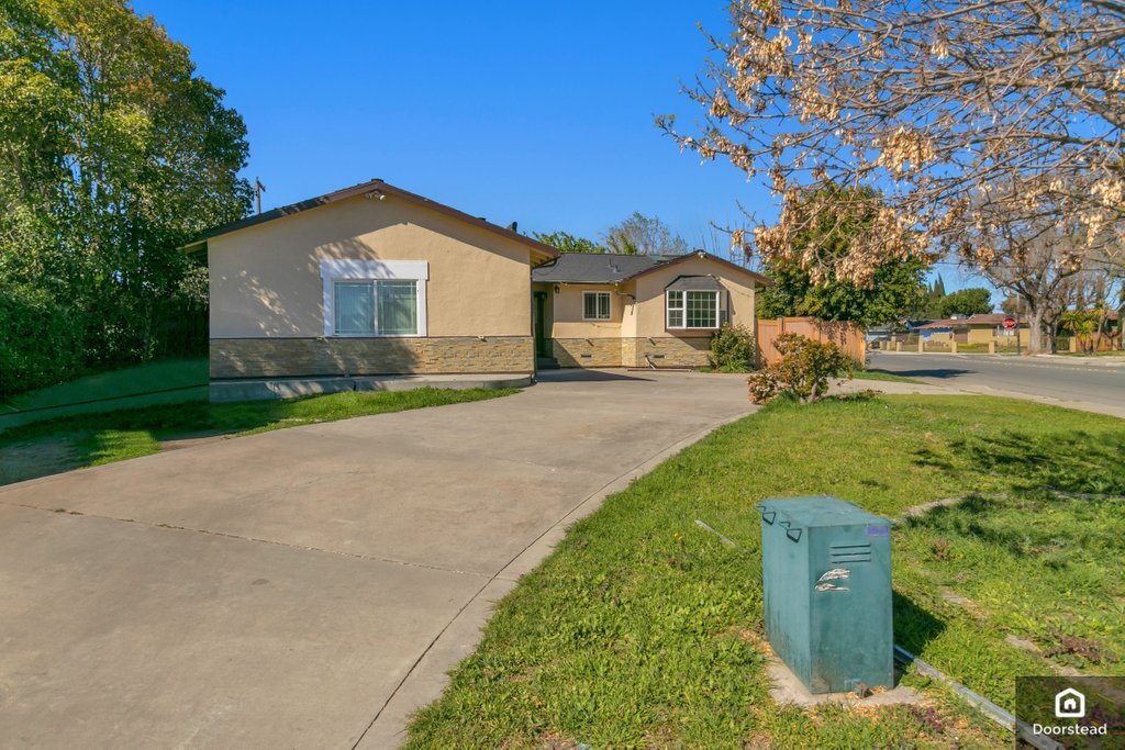Building Photo - 402 Marylinn Dr