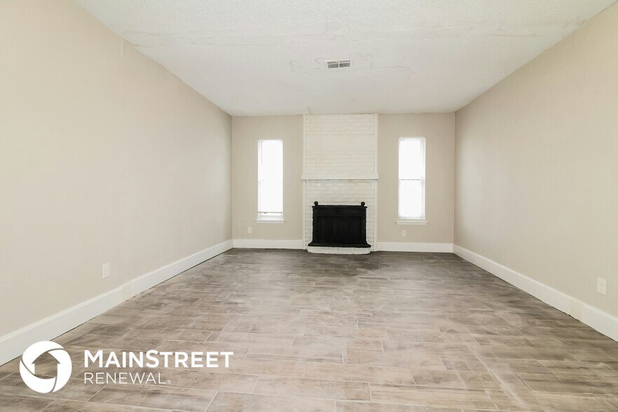 Building Photo - 800 Plaza Dr