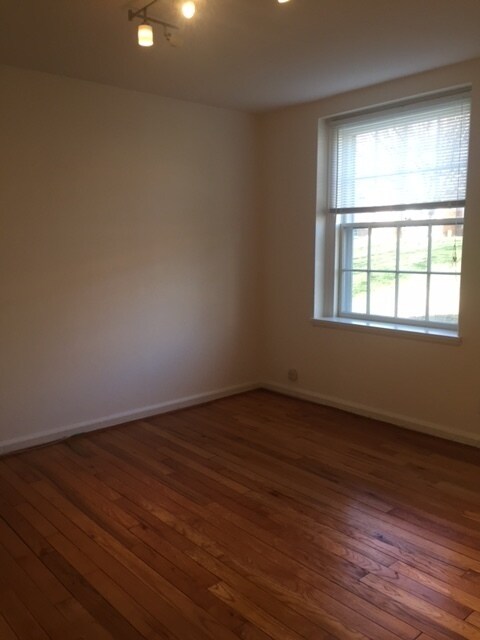 Building Photo - 1 Bedroom 1 Bath in McLean Gardens Just Off Wisc. Ave.!