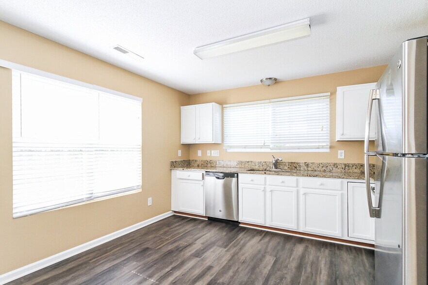 Building Photo - 300 Creekview Dr