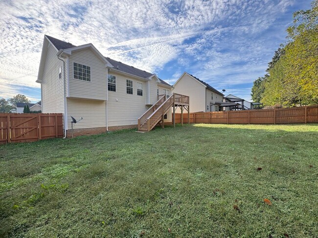 Building Photo - Gorgeous 5 Bedroom Home