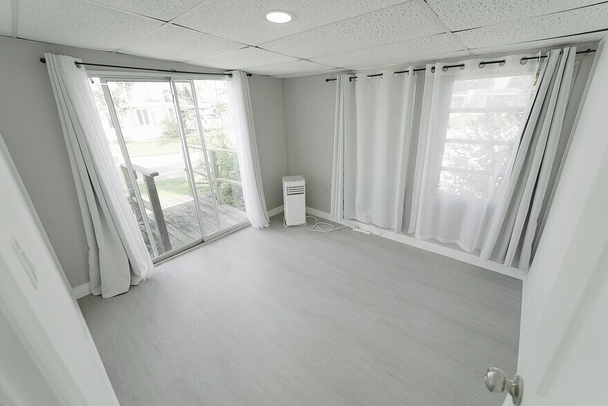 Building Photo - 8520 SW 18th Ct