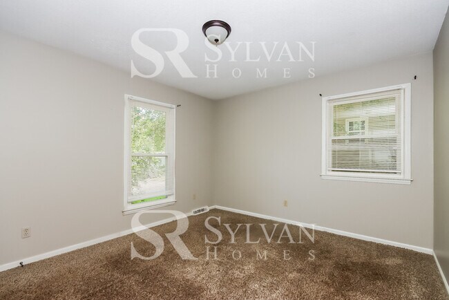 Building Photo - Welcome home to this stunning 3 bedroom, 2 bathroom brick home